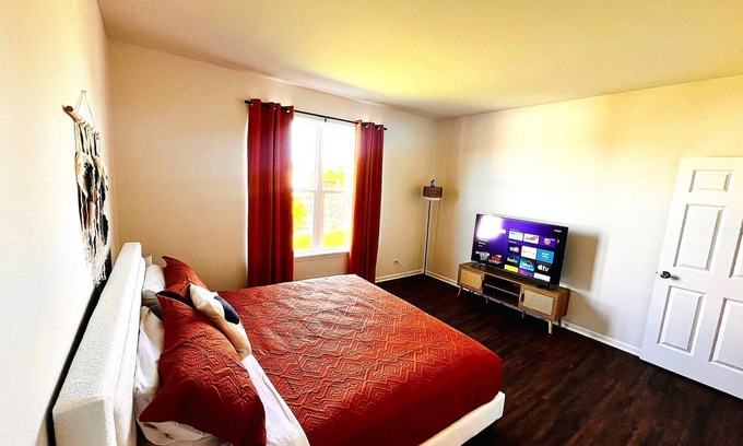 McHenry House | Trust: 3BR - 2 BT Spacious House w/Boho Aesthetic