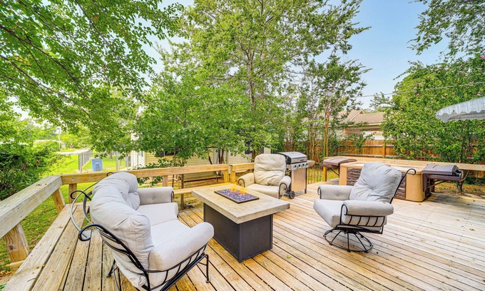 Tulsa Cottage | Tulsa Cottage w/Hot Tub: 4 Mi to Downtown
