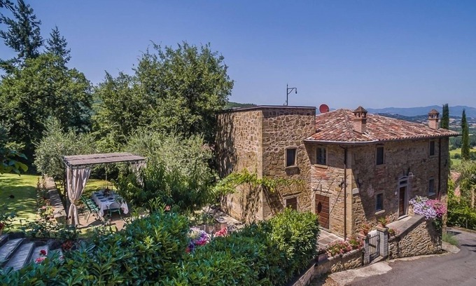 Ripoli Villa | Tuscan villa rental with private pool, jacuzzi, walk to town and views