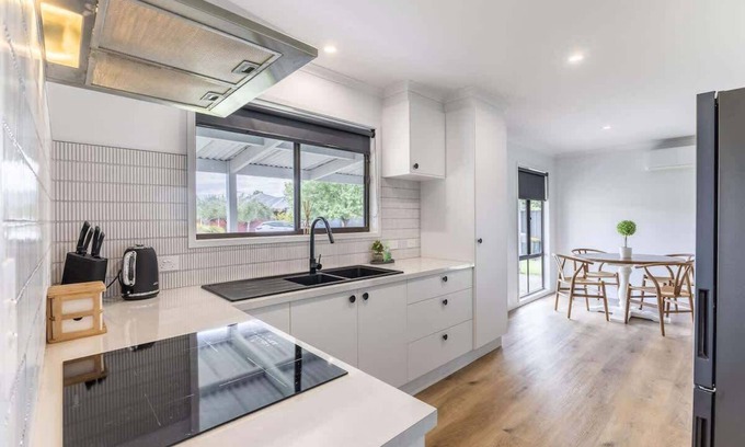 Myrtleford House | Twenty One - Peaceful and Centrally Located