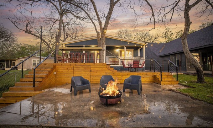 New Braunfels House | Twilight Point-Lake Dunlap waterfront, firepit, dock, pet friendly!