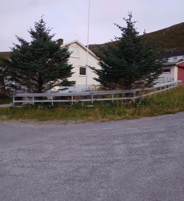 Skardsvag Apartment | Twin trees