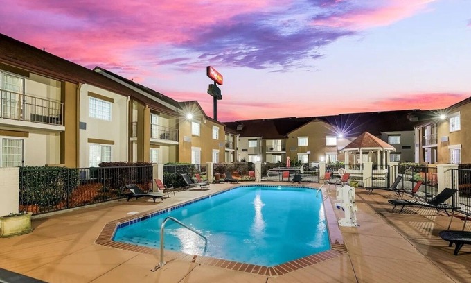 Cedar Bluff Hotel | Two Affordable Rooms Near Knoxville Convention Center – 10 Miles