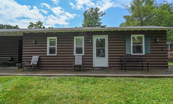 Williams Bay Cabin | Two Bed Two Bathroom Cabin with kitchen area