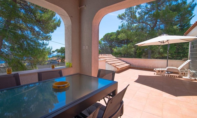 Veli Losinj Apartment | Two bedroom apartment with terrace Veli Lošinj, Lošinj (A-19700-b)