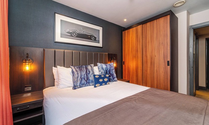 Chinatown Apartment | Two Bedroom Apartment 206 (Sleeps 7)