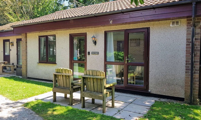 Saint Erth Praze Apartment | Two bedroomed holiday bungalow, set within the leafy grounds of Tolroy Manor