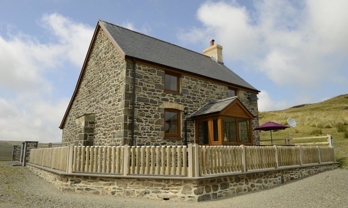 Glandyfi House | Ty ar y Mynydd - Three Bedroom House, Sleeps 6