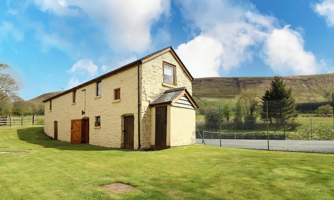 Brecon Cottage | TY HIR AT BLAENBRYNICH FARM, pet friendly in Sennybridge