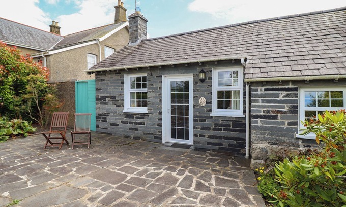 Tywyn Cottage | TY LLAETH COTTAGE, pet friendly, with a garden in Tywyn