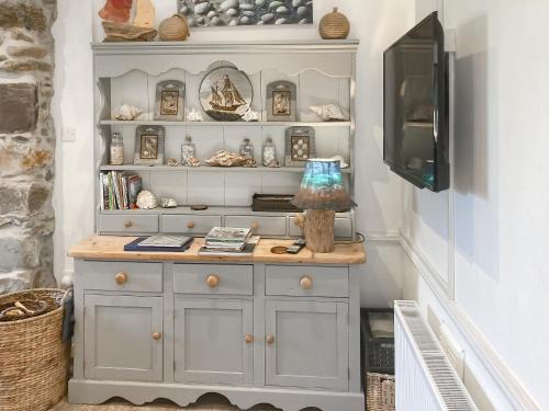 Dinas House | Ty Newydd