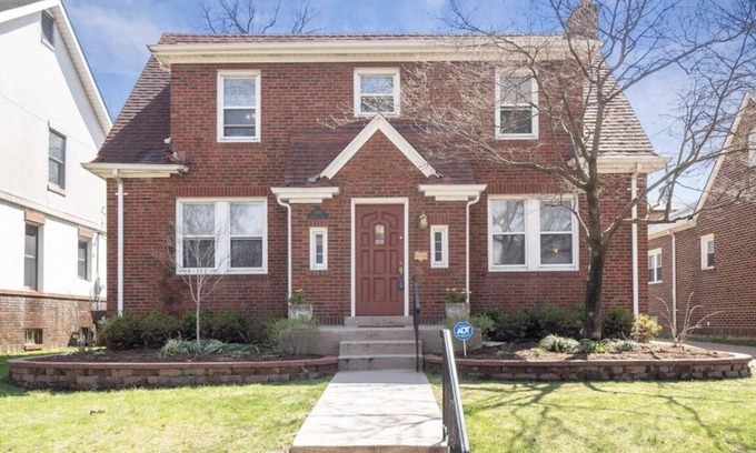 University City House | U-City Walkable Gem-Travel Nurses Close to BJC/Wash U