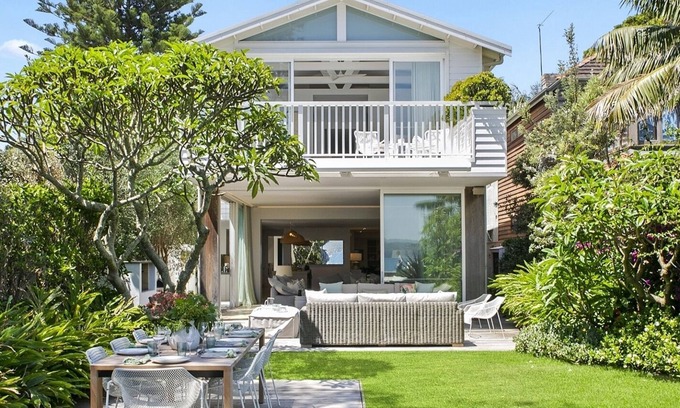 Manly House | Uber Luxury 5 Bedroom Home - Complete Beachfront