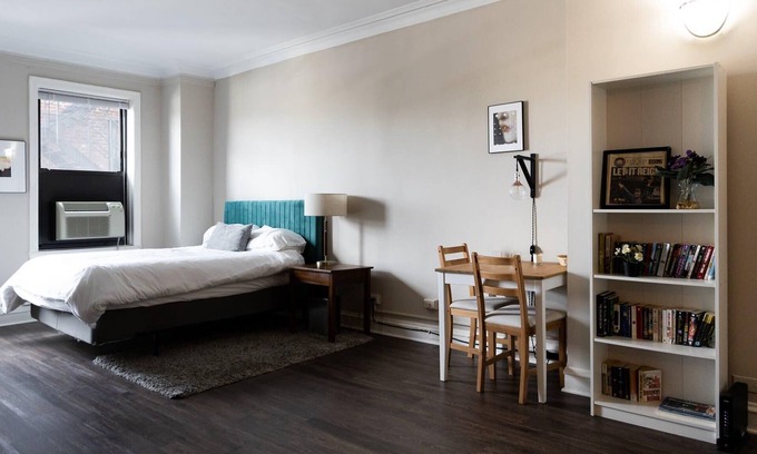 East Hyde Park Apartment | UChicago, Lake, Sci Museum | Gym + W&D | Zencity