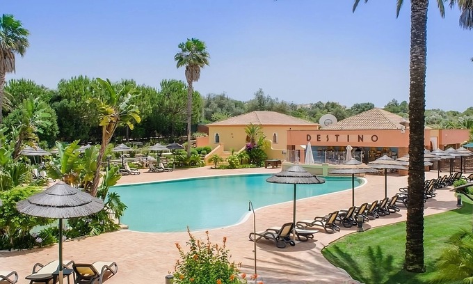 Meia Praia Hotel | Ultimate Beach Getaway! Relaxing 3BR Townhouse with Kitchen, Patio, Garden View!