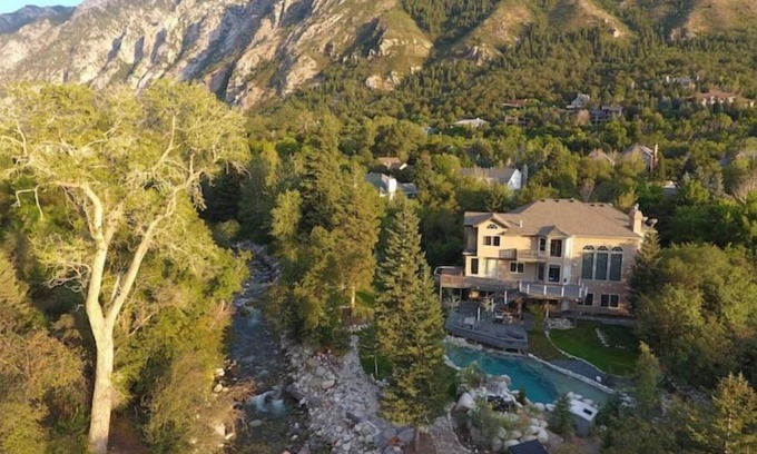 Sandy House | ULTIMATE SKI STAY!nCLEAN + MODERN 2 BDRM/2 BATH SUITE + DEN WITH PRIVATE HOT TUB