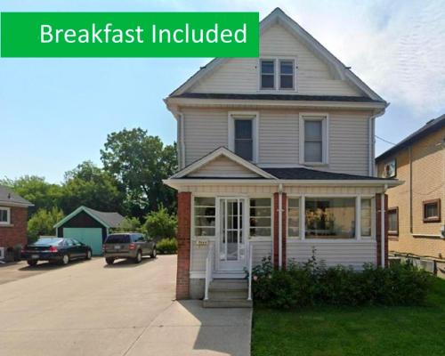 Niagara Falls House | Ultra Close to Clifton Hill and the Falls & Wonderful Free Breakfast Delivered Daily
