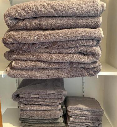 Hayward House | Uncomfortable Place Do NOT book Booking help us delist please