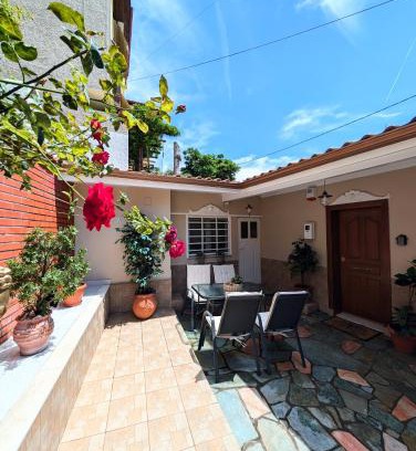 Ano Poli Apartment | Under Castle Walls cottage