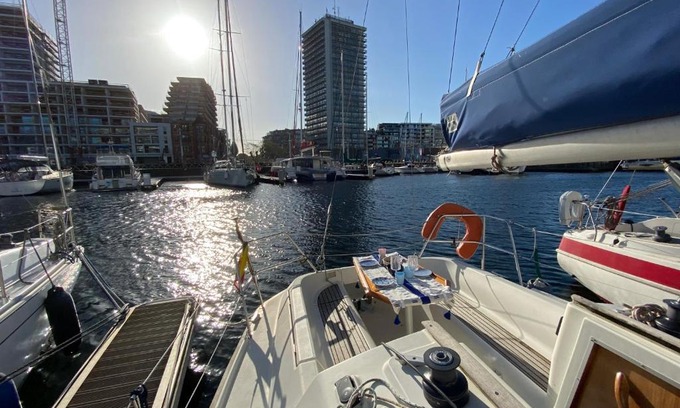Ostend City Centre Boat Rental | Unieke slaapervaring op een zeilboot in het centrum van Oostende