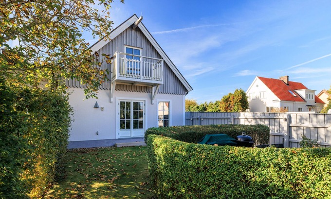 Viken House | Unikt Boende Mitt i Gamla Viken, 150 Kvm, 3 Sovrum, 6 Sängplatser, Trädgård
