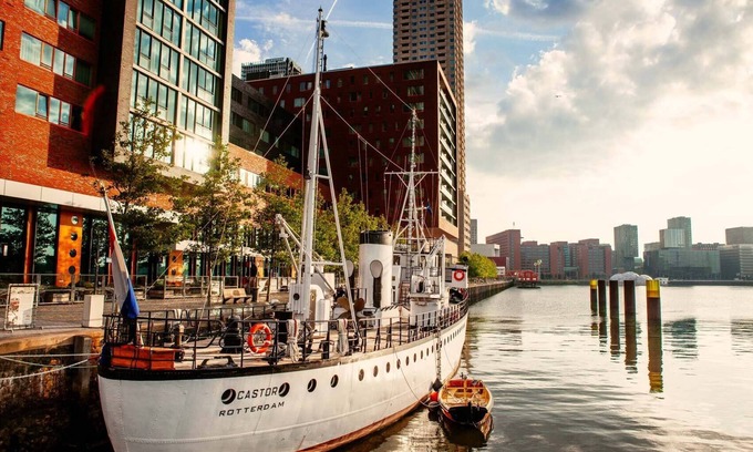 Kop van Zuid Boat Rental | Unique B&B Ship in Rotterdam, Kop van Zuid