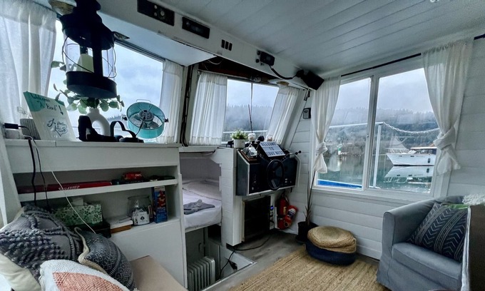Central Boat Rental | Unique & Cozy Floatel