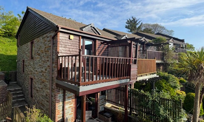 Looe Cottage | Unique hillside cottage, with allocated parking and stunning views.