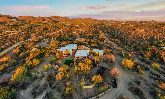 Tucson House | Unique Home/5 BR 2 BA/Yoga/Private/4 Acres