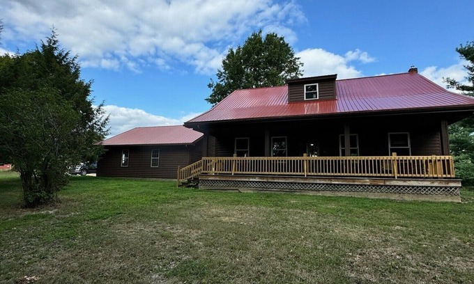 Dellroy Cabin | Unique house with mancave and game room. Wildlife, pet friendly, hot tub, Wi-Fi!
