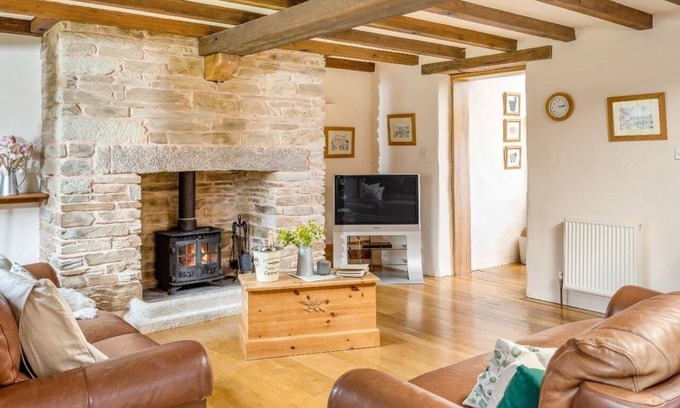 Wadebridge House | Unique luxury 3 bedroom barn with stunning rural views sleeps 6, near Padstow