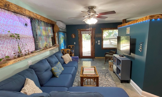 Palm Coast House | Unique stay in the Hammock filled with local art
