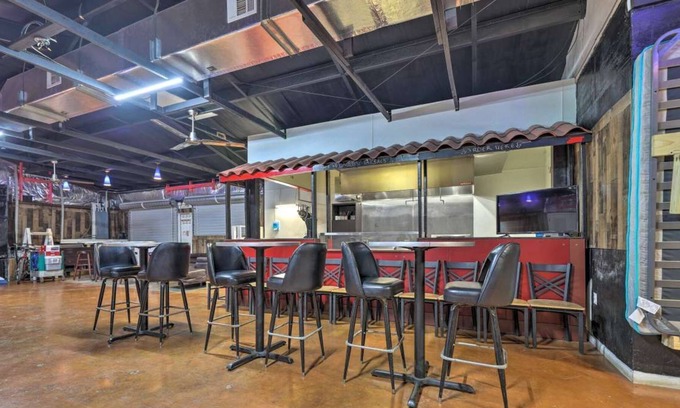 Greater East End Apartment | Unique Studio ~4 Mi to Downtown, Houston TX US - For Commerical Purpose