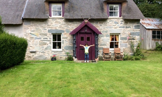 Aberfeldy Cottage | Unique thatched cottage ,restored to highest spec in gorgeous countryside
