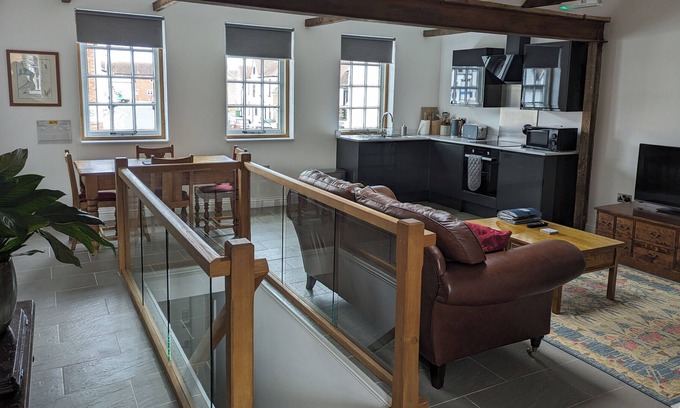 Tewkesbury Apartment | Unique Town Centre Spacious Loft Apartment