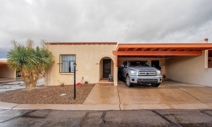 Tucson House | Unique Townhome on Tucson's Scenic NE side located near work & fun places.
