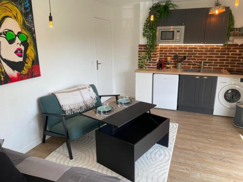 Lisieux Apartment | Unique Urban Art Studio