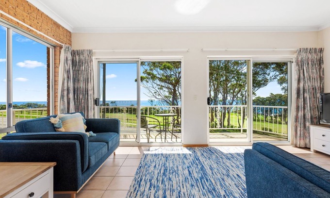 Narooma Apartment | Unit 2, 12 Ballingalla Apartments overlooking the golf course with Ocean Views