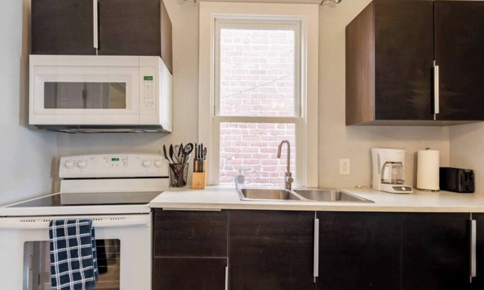 Pacific Terrace Hotel | UNIT #5 1-bedroom/1-bath 500 sq. ft suite with Parking & 3 Beds including a full kitchen