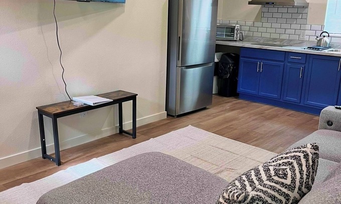 Canoga Park House | Unit A - Near UCLA WH, Kaiser, Dignity, Cedars Providence, RAMS & More