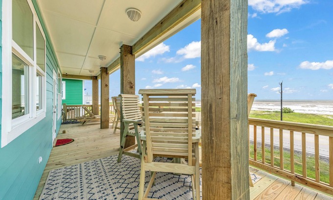 Port Bolivar House | UNOBSTRUCTED Beach AND Bay views, 100m to beachnnn