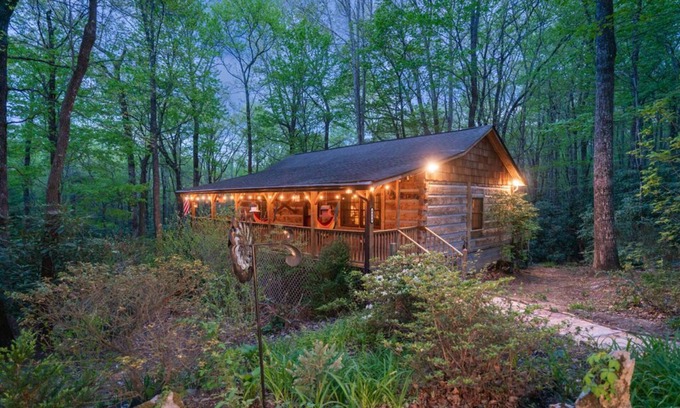 Frank Cabin | Unplug and Unwind-Grandfather Mountain Rustic Cabin