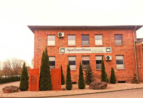 Bramow Apartment | Unterwegs ins Apartmenthaus ehemalige Apartmenthaus Unterwegs