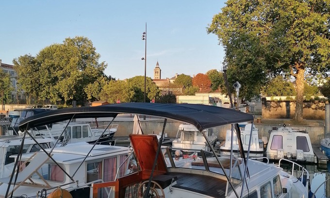Cognac Boat Rental | Unusual accommodation, 5 minutes from the station and all the must-see sites.