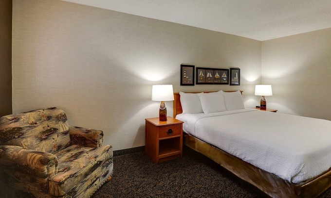 Peoria Hotel | Unwind at a Riverside Locale: Panoramic Views, Craft Brews & Hot Breakfast