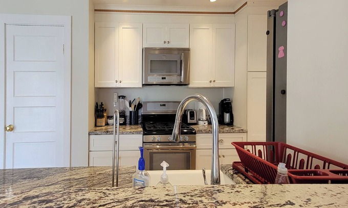 East Boothbay House | Unwind by the Bay: Pet-Friendly and Linekin Bay Views!