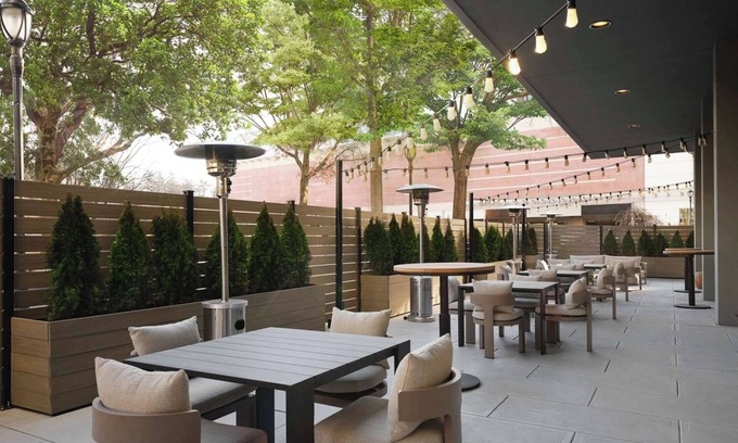 White Plains Hotel | Unwind in Pet-Friendly King Room Near White Plains Train Station