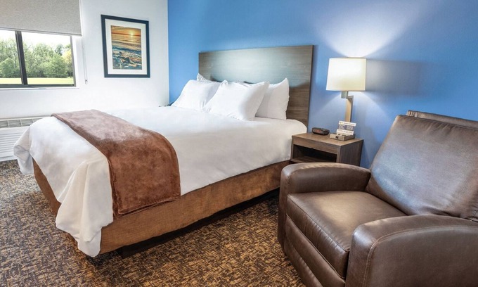 Seven Hills Hotel | Unwind in Suite w/Kitchen Near Hidden Falls Park & Amargosa Trailhead