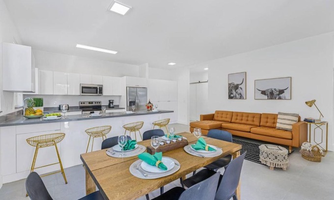 Allapattah Villa | Up to 16 guests! Modern house near Wynwood