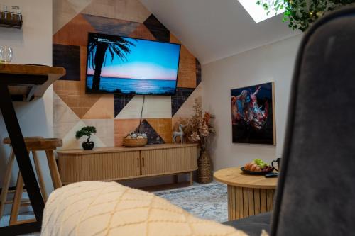 Derby Apartment | Upbeat Jungle Loft Apartment